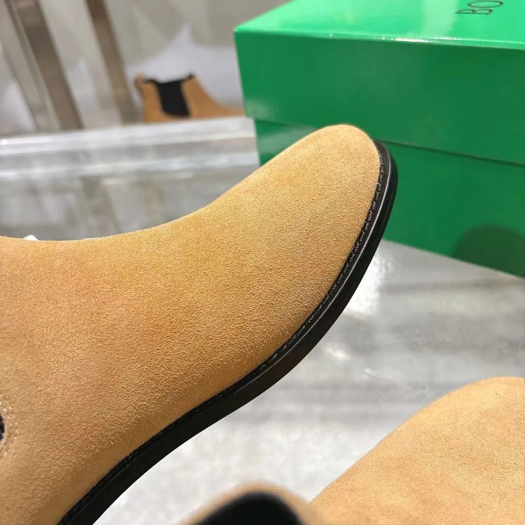 [BV] Top P: 840💰Size for couples: Female 35-39 Male 39--44 (Female 40. Male 38.45.46.47 customization is not returnable) [Note‼ ️] Add 💰 to size 46, add 20💰 to size 47, Bottega Veneta 2025 autumn and winter counter synchronized style Bottega Veneta small round toe short boots, high mercerized cow velvet, solid color cow lining! Leather outsole! A one-to-one replica of the original! Fine workmanship! quality assurance!